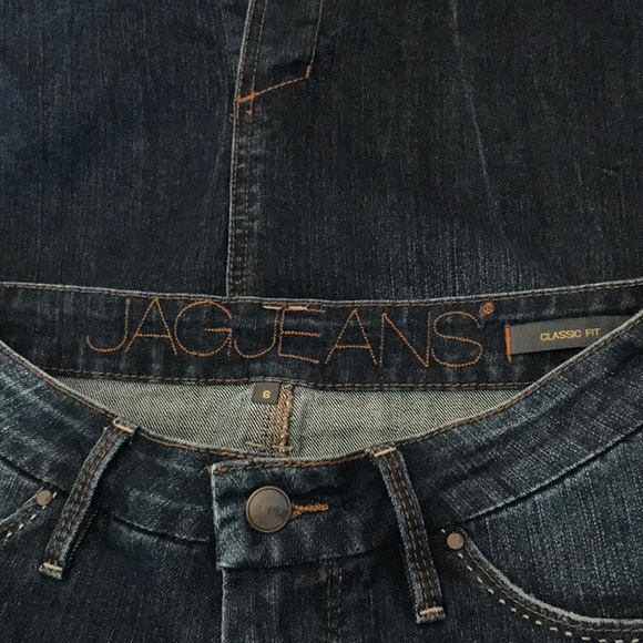 Ladies denim skirt. Sits just above the knee. Size 6. - Picture 3 of 3